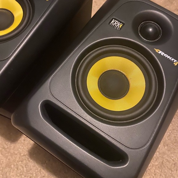 Pair of KRK ROKIT 4
2-way powered studio monitor with 4" woofer and 1" tweeter - Picture 8 of 14